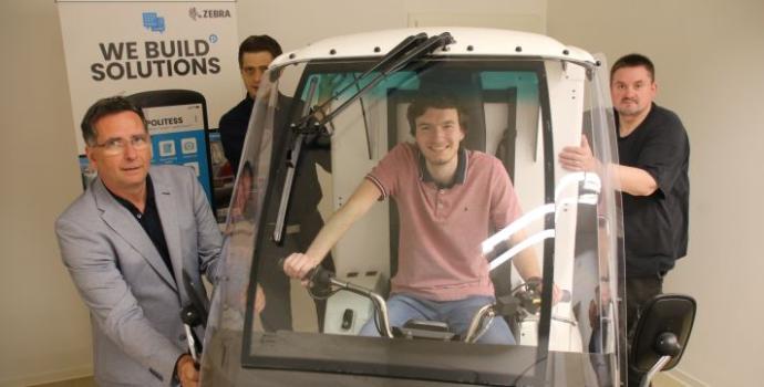 Neuer Kollege im Team Neuer Kollege im Paxter Roller und seine Vorgesetzten daneben und schieben ihn symbolisch an